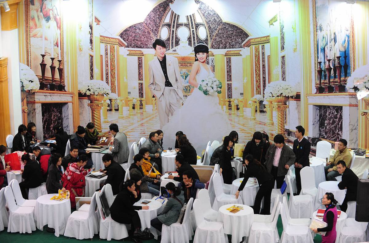 请用简洁准确的中文翻译After several failed purchase attempts Wang finally paid $10000 for a hand-beaded duchesse satin gown and planned by herself a wedding for 400 guests at New Yorks Pierre hotel What with a 2