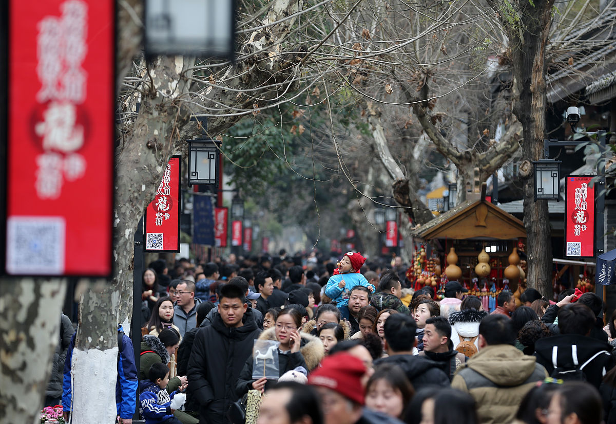 2018年2月11日,成都宽窄巷子游人如织.(如需下载使用,请务必署名:成都