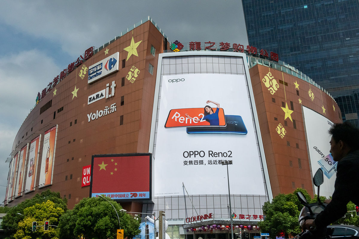 2019年10月9日,上海,一则面积达数十平米的巨幅oppo reno2手机广告出