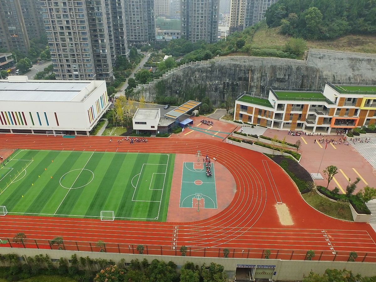 2020年11月6日,湖北宜昌市伍家岗区岳湾路小学,彩色操场壮观养眼.