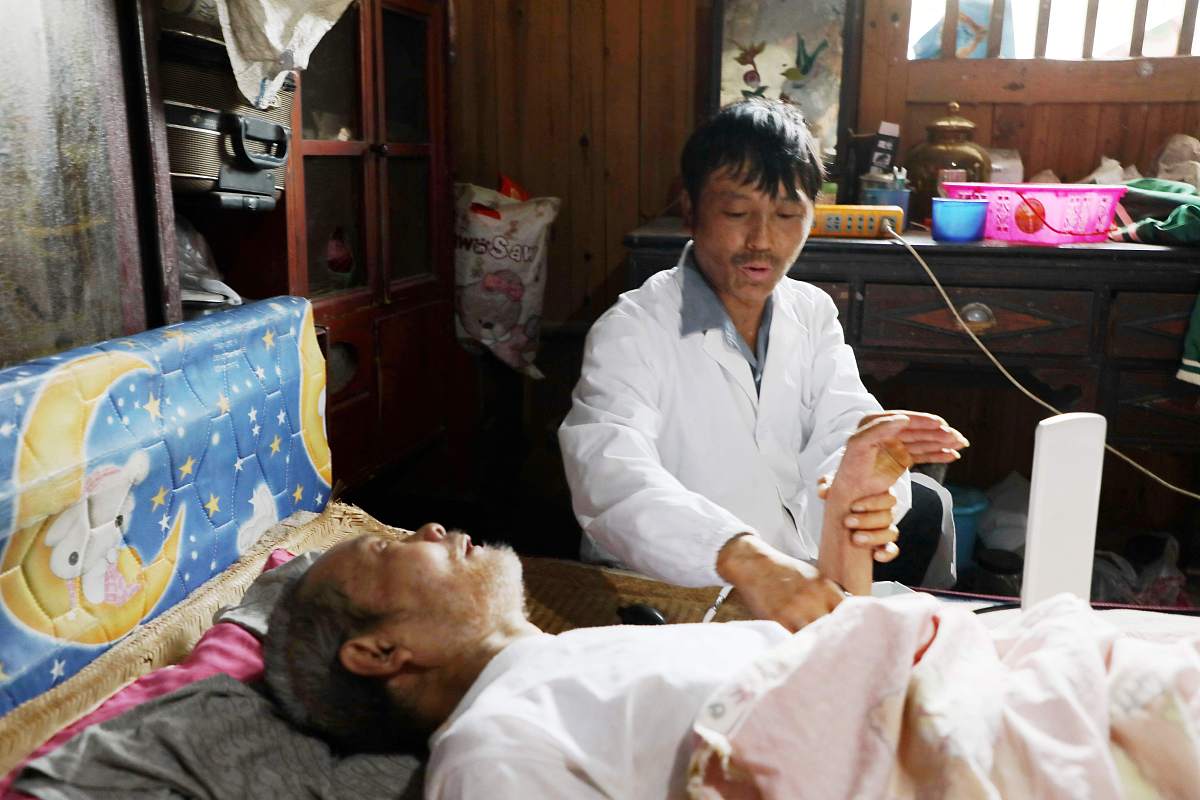 乡村卫生室针灸治疗腰椎间盘突出获患者赠锦旗