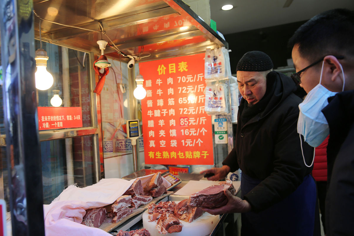 根据探索鸭脖店背后的商业模式写一篇200字的社会实践摘要摘要内容：200字左右简要说明调研报告研究的问题、研究的内容、研究的方法和主要结论