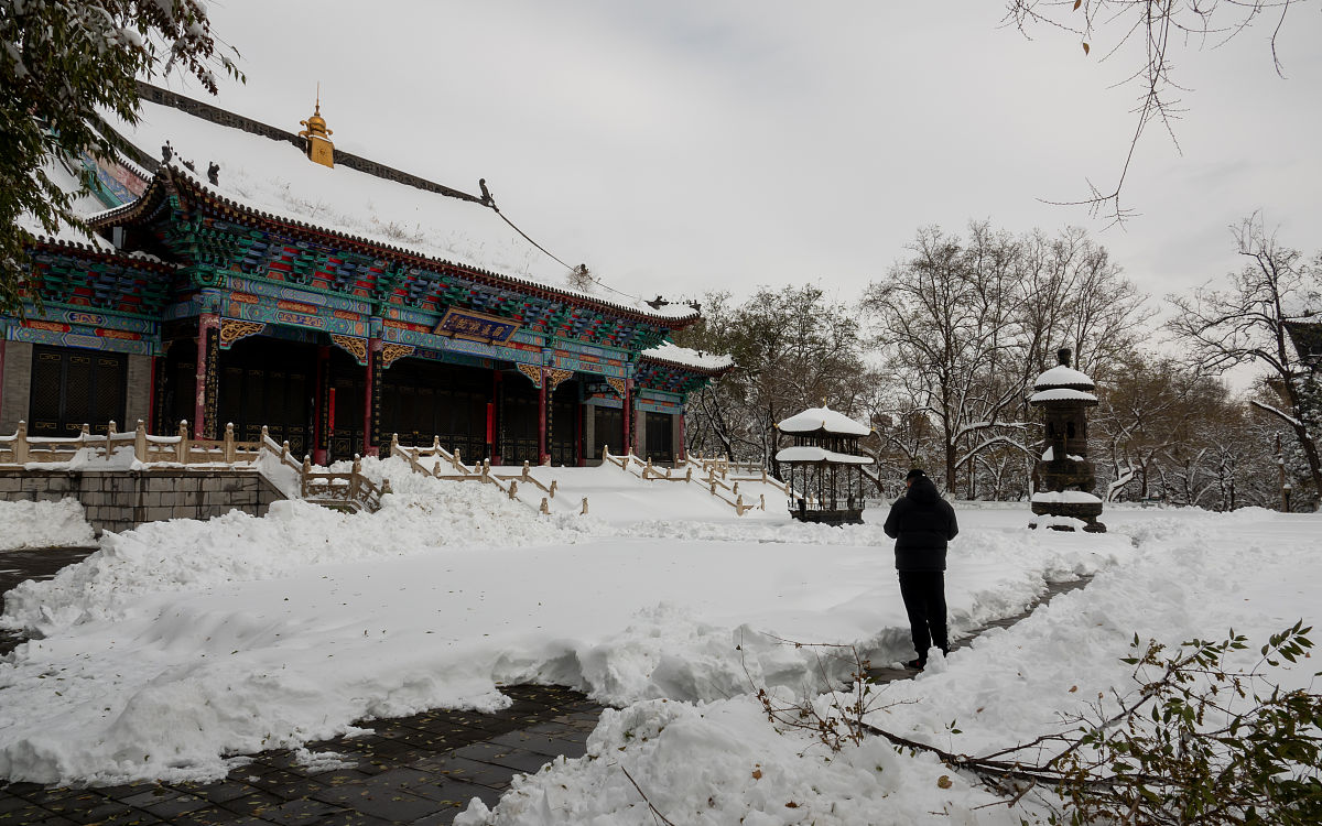 2021年11月9日,辽宁辽阳,大暴雪后的圆通禅寺