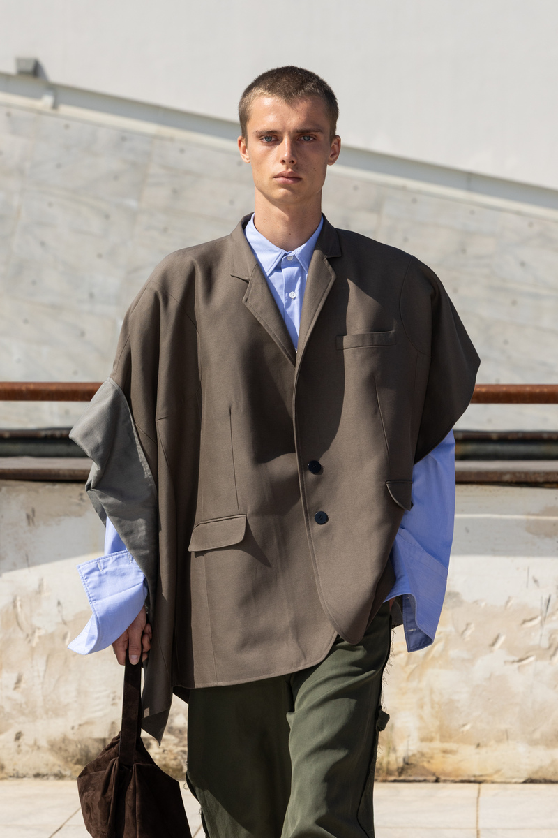 用美式英语写3条关于男士毛绒仿皮草长款外套夹克 灰色 XL产品的正面评论。内容附带评论标题评论单词数量小于40个单词。