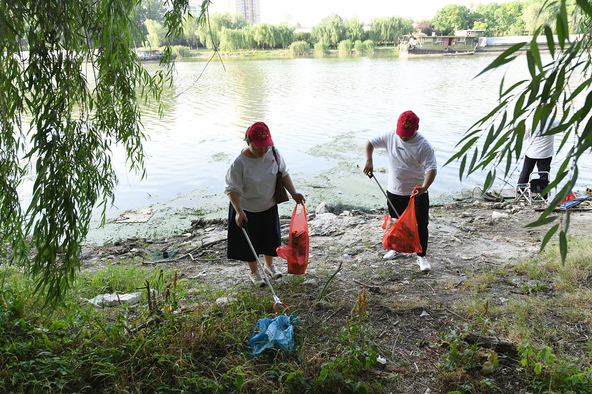 小伙行动点燃希望之光:大学生保护运河的崭新篇章