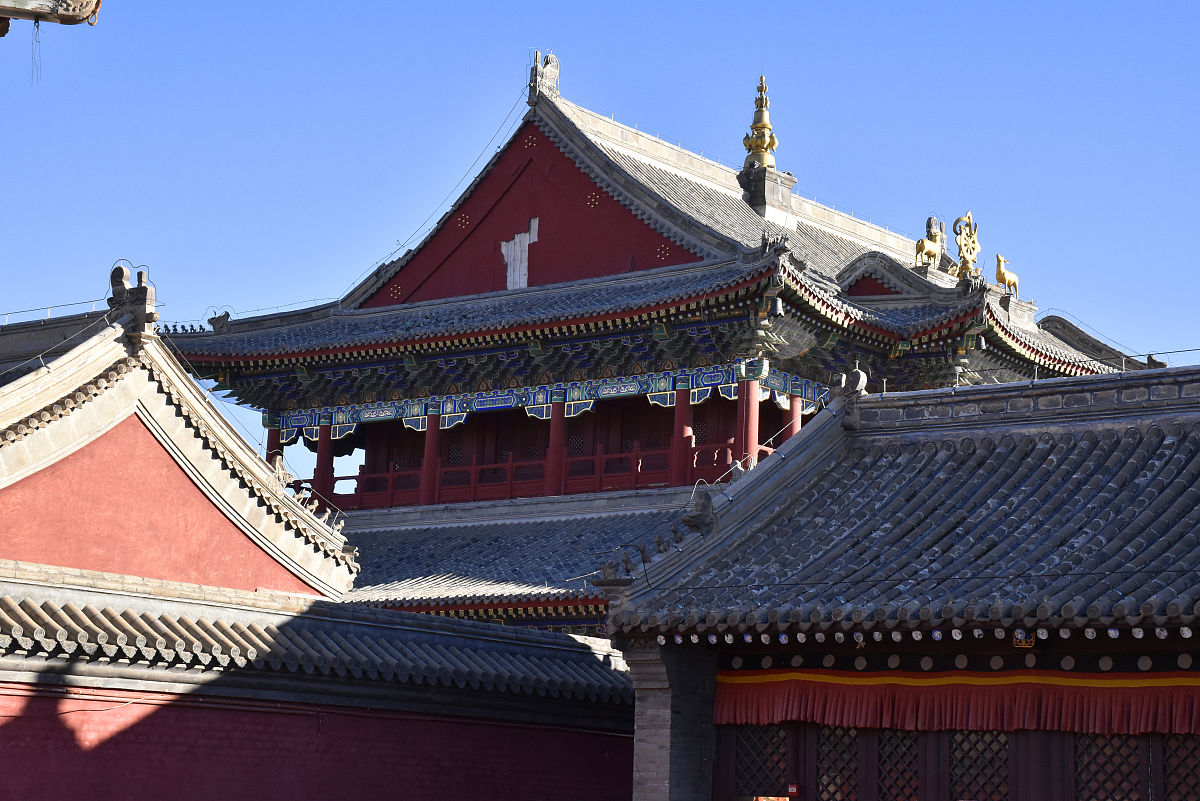 2018年11月22日,内蒙古锡林郭勒盟,"寺庙之城"多伦汇宗寺蓝天白云美如