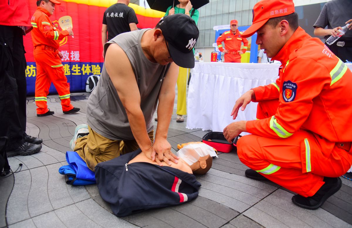 骨折急救搬运步骤：如何安全搬运骨折患者