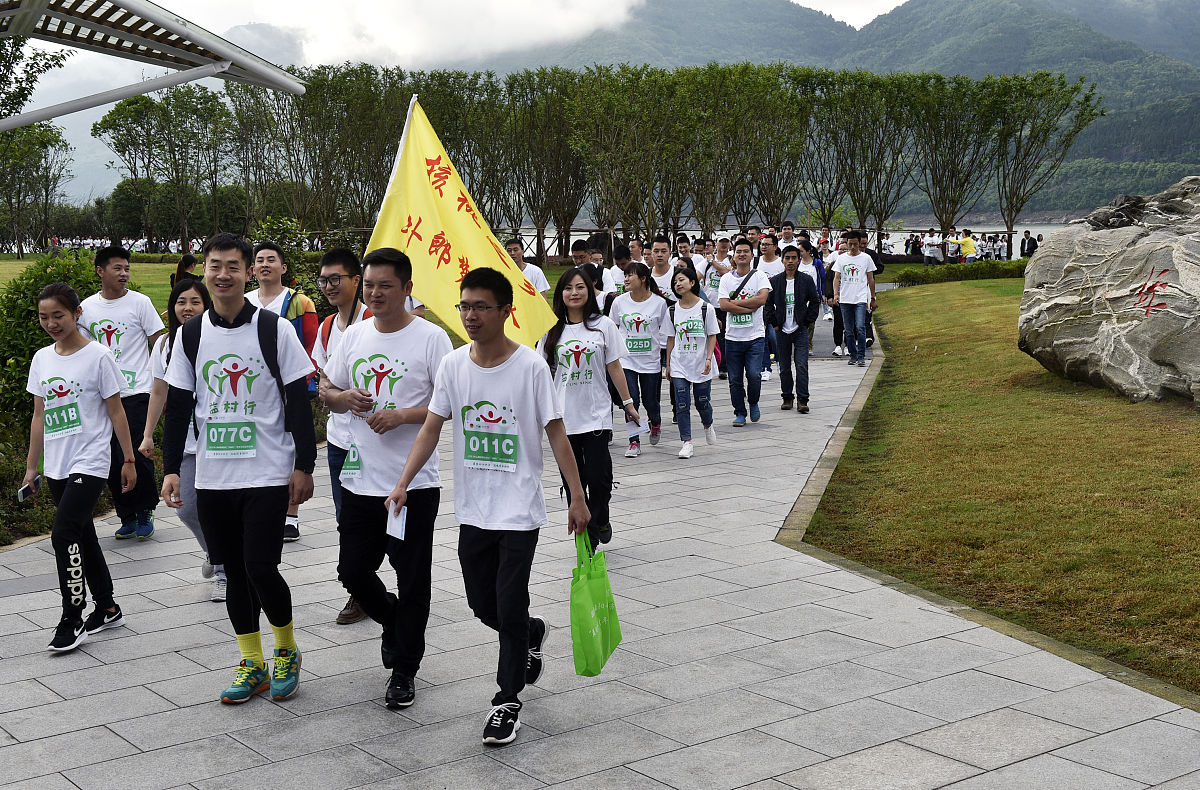 一名大学生学校召开了五四青年座谈会主在奋斗夯实自身基础加强思想工作建设。请你以此写一篇800字的总结