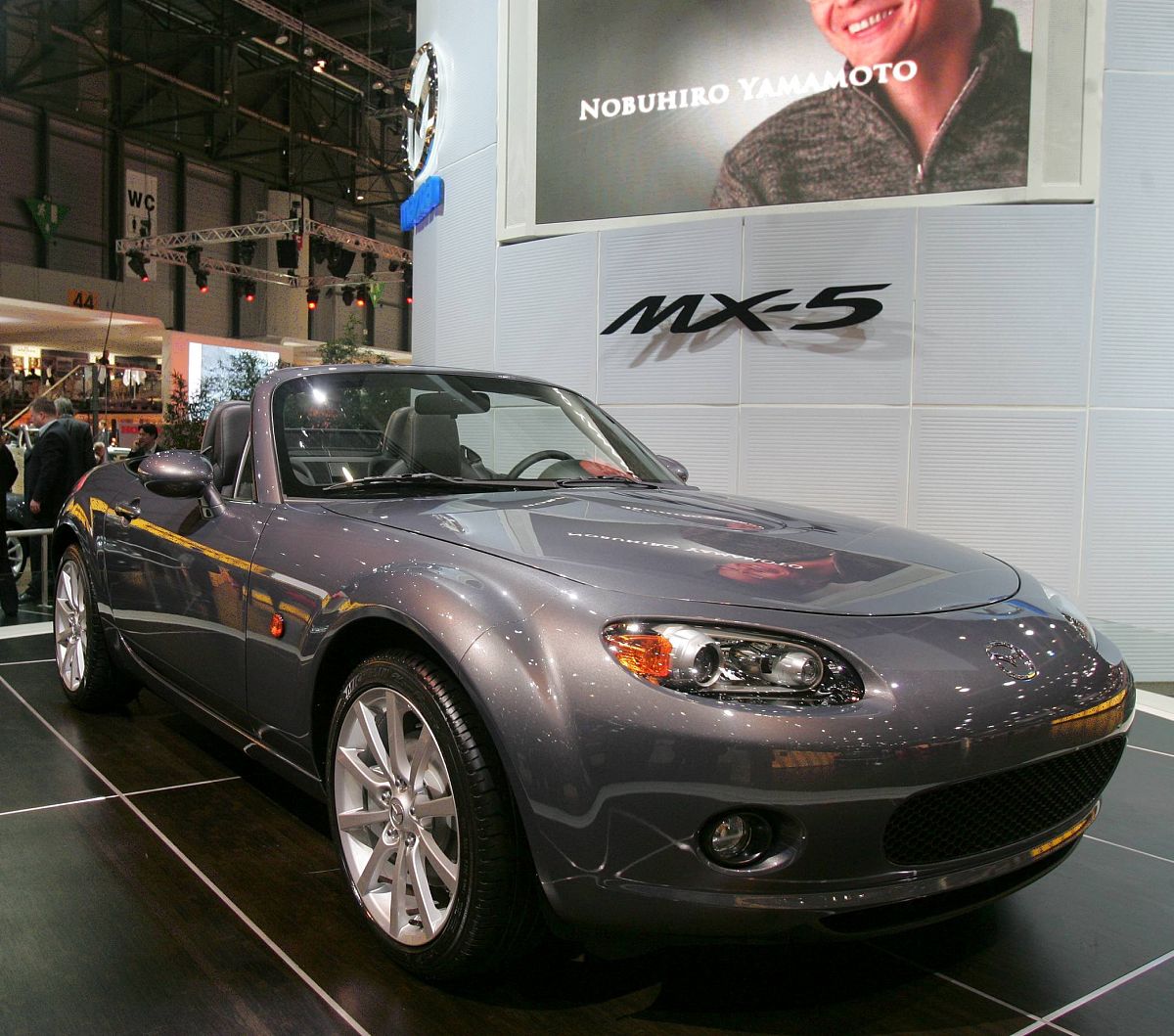 2005年3月1日,世界三大车展之一日内瓦车展.马自达mx-5敞篷跑车.㏄hot