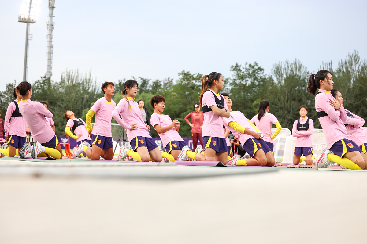 因为我很喜欢小孩他们非常天真有活力和他们呆在一起很轻松。大学的时候每年都会做大学运动会的志愿者非常有经验。擅长和小孩子交流并且可以维护会场秩序而且我学习过简单的急救知识。对于5-8岁的孩子来说短跑是很好的选择。对于9-12岁的孩子来说跳远拔河会更有趣。写一封170字左右的英文邮件