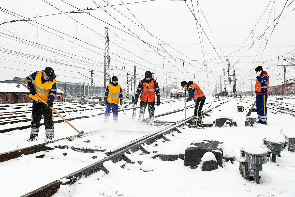 中文润色：自1964年世界上第一条高速铁路新干线诞生以来由于其载客量高耗时少安全性高正点率高乘坐舒适和能耗低等优点高铁正式迈入蓬勃发展的阶段高速列车因此成为了各国学者研究的热门领域。然而在高速列车的众多研究方向中高寒环境下的列车转向架积雪防治问题却一直备受关注。为避免转向架积雪对列车正常运行带来隐患 许多国家采用转向架上局部防治措施1主要有：挪威在BM71列车的一系悬挂装置和电缆上安装防雪罩以避免