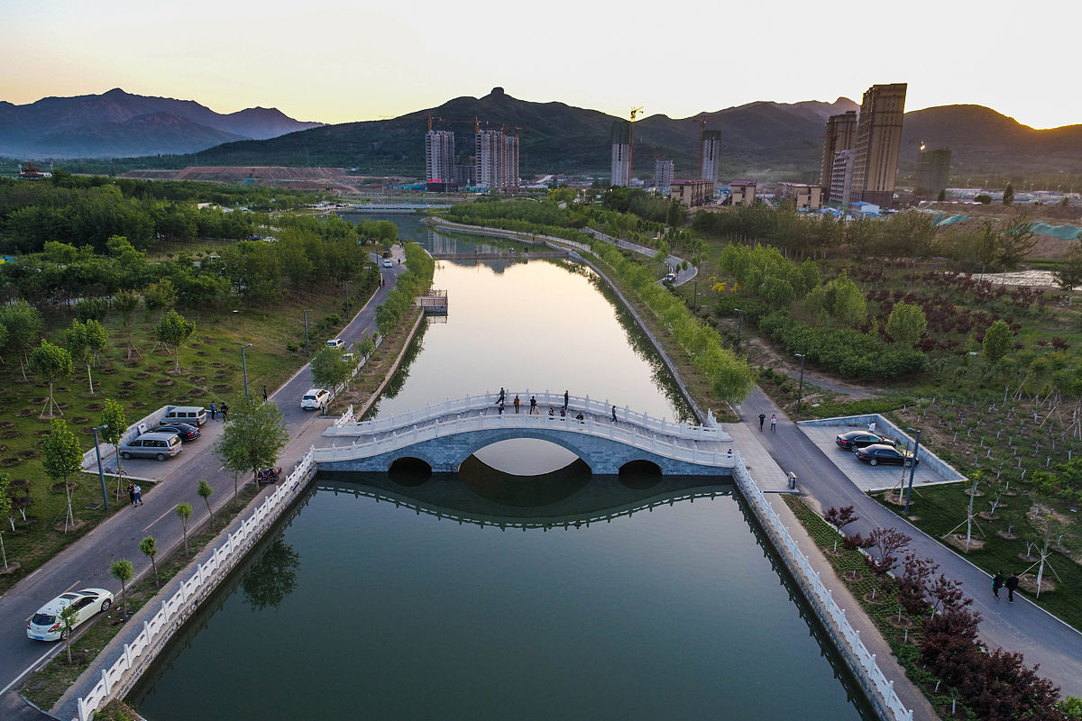 2018年5月3日,游客在山东省滨州市邹平县黛溪水利风景区游玩.