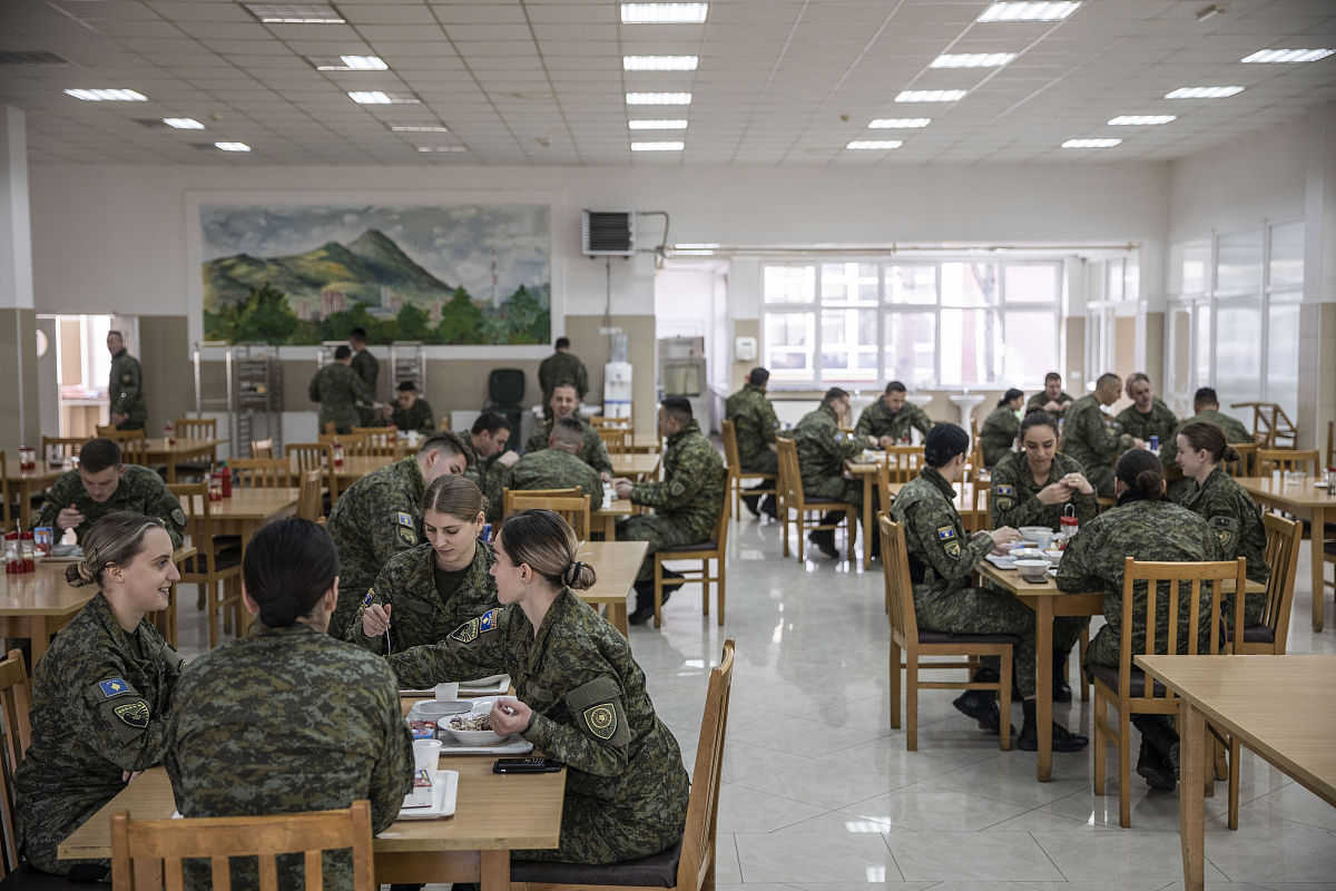 当地时间2021年2月25日,科索沃mitrovica,士兵和军官接受全方位培训,