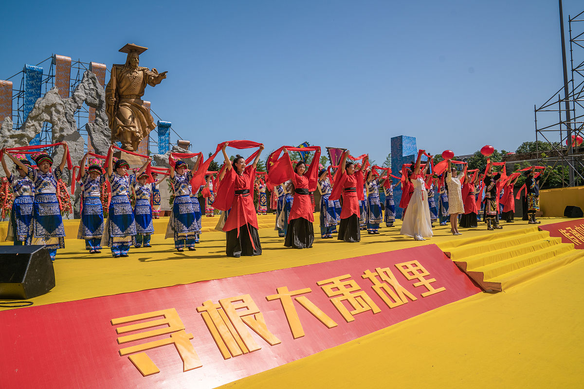 策划背景民俗文化又称为传统文化是指民间民众的风俗生活文化的统称。也泛指一个民族、地区中集居的民众所创造、共享、传承的风俗生活习惯。是在普通人民群众相对于官方的生产生活过程中所形成的一系列非物质的东西民俗及民众的日常生活。它即是社会意识形态之一又是一种历史悠久的文化遗产对于人类更是一种隗宝。放眼全国民俗文化正在不断的蓬勃发展越来越多的民俗文化节应声而出展现出中华文化百花齐放、百家争鸣的辉煌姿态文化产