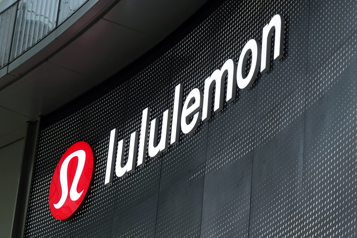 2021年10月1日,商场里的lululemon标识.