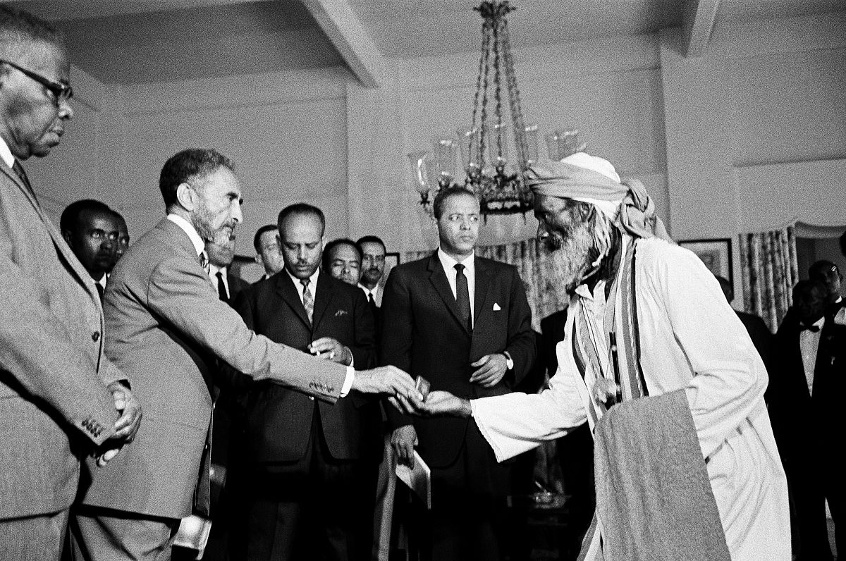 请回答这个选择题：垄断组织的主要形式有A卡特尔C托拉斯B辛迪加D康采恩