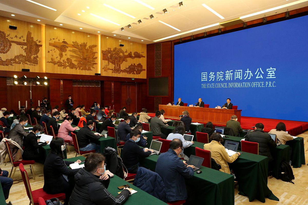 银行半年工作座谈会领导讲话：风险管控、客户服务和团队建设是重点