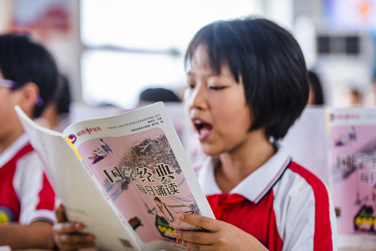 你现在扮演语文老师，解析这道题：小公鸡和小鸭子的平舌音汉字有哪些？