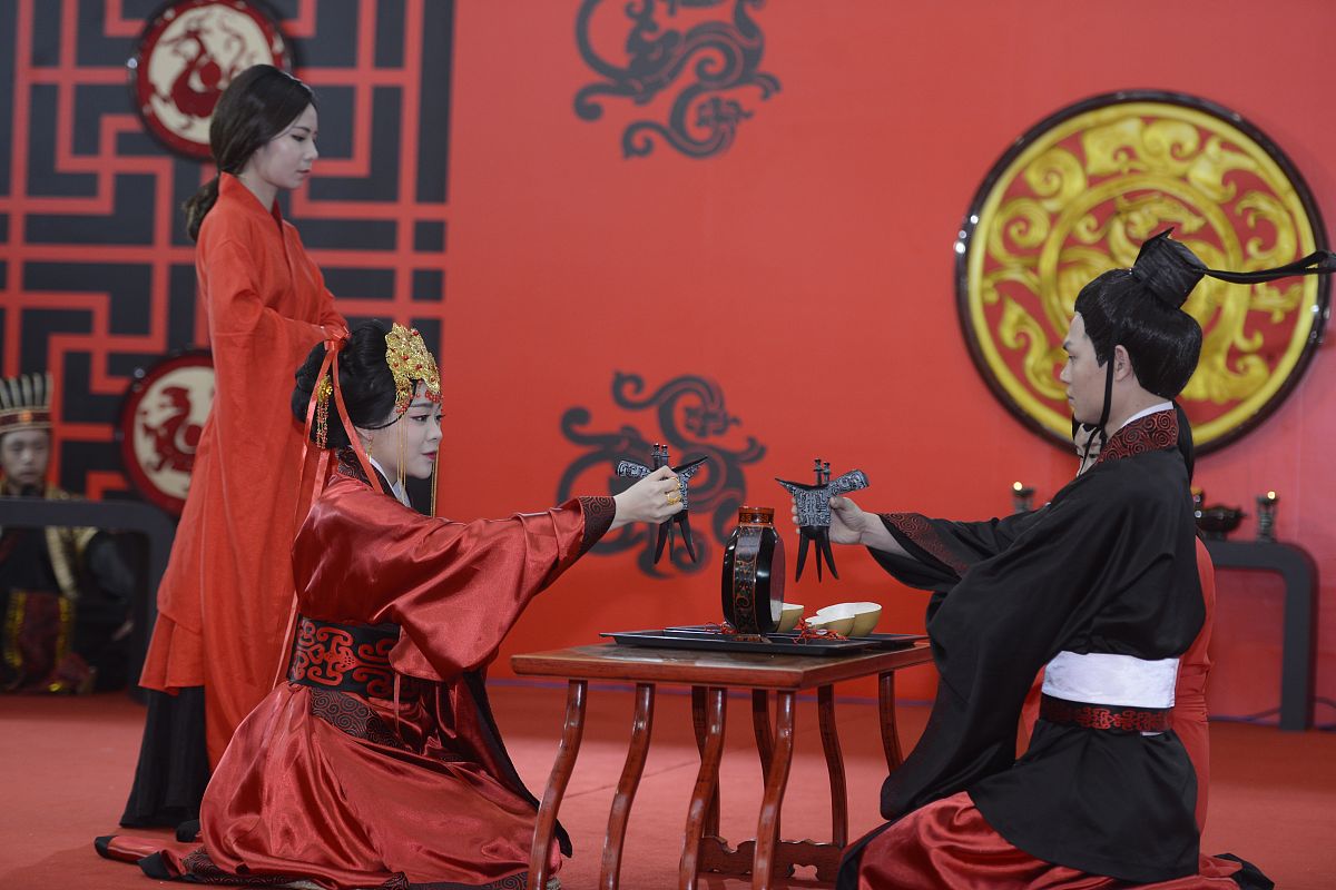 2016年4月15日,长沙,一场汉朝贵族婚礼吸引了众多观众的眼球,场景再现