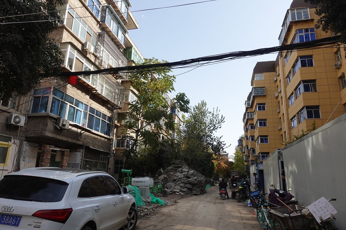 阐述居民参与意愿较低会导致老旧小区改造项目实施出现诸多问题