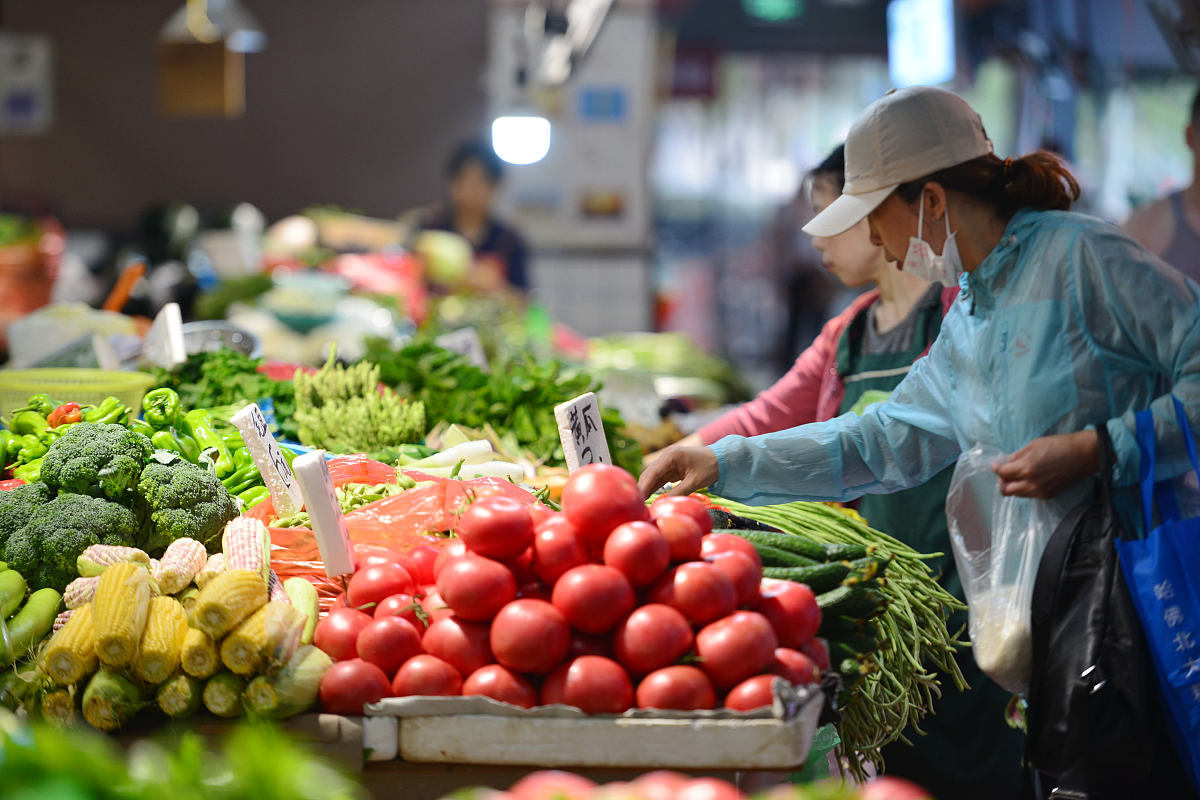 重述下面的话：为了更好地制定蔬菜商品的补货和定价决策除了提供的每日浮动的成本价、购买数量、购买价格和损毁率之外商超还需要1市场需求主要包括市场对各单品的需求⒉消费者反馈和评价数据3供应链数据包括季节性的单品、运送时间和运送费用等4损耗数据其中包括可能存在打折也未卖出的单品。除此之外其他的环境因素也可以加入考虑例如是否存在相邻的超市是否收到线上平台的冲击等。可通过数学模型进行量化。