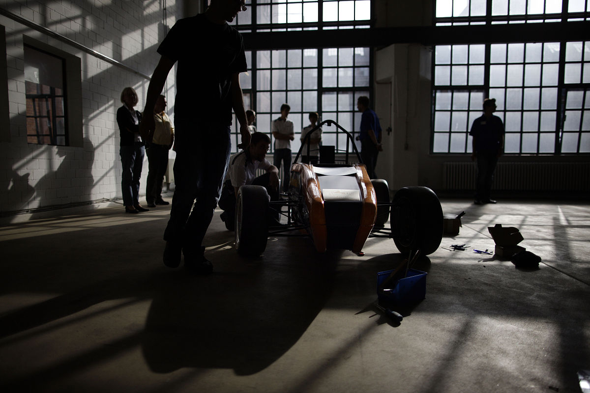 对以下内容使用不同的表达方式重新进行复述相似度在40以下：电动赛车的动力电池系统需要有充足的电量电池系统 SOC 最好保持在 80以上。赛车的其他系统包括转向、悬架、制动、驱动系统等需要调试到状态良好从而保证赛车调试与电池系统试验工作能够顺利完成；