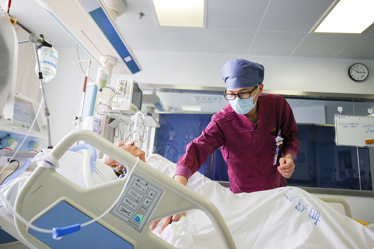 守护生命，共同成长：手术室护士的职责与使命