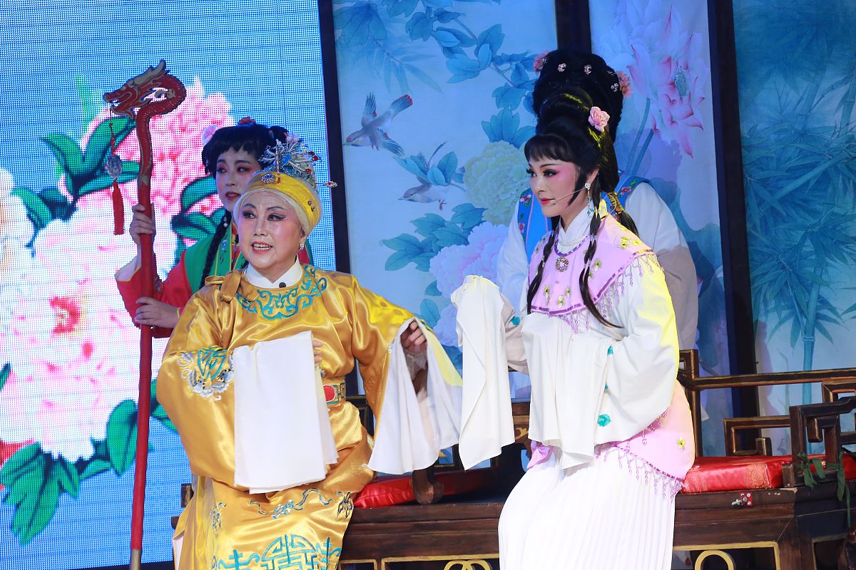 2015年11月28日,北京,刘老根大舞台上演《红楼梦》精彩越剧.