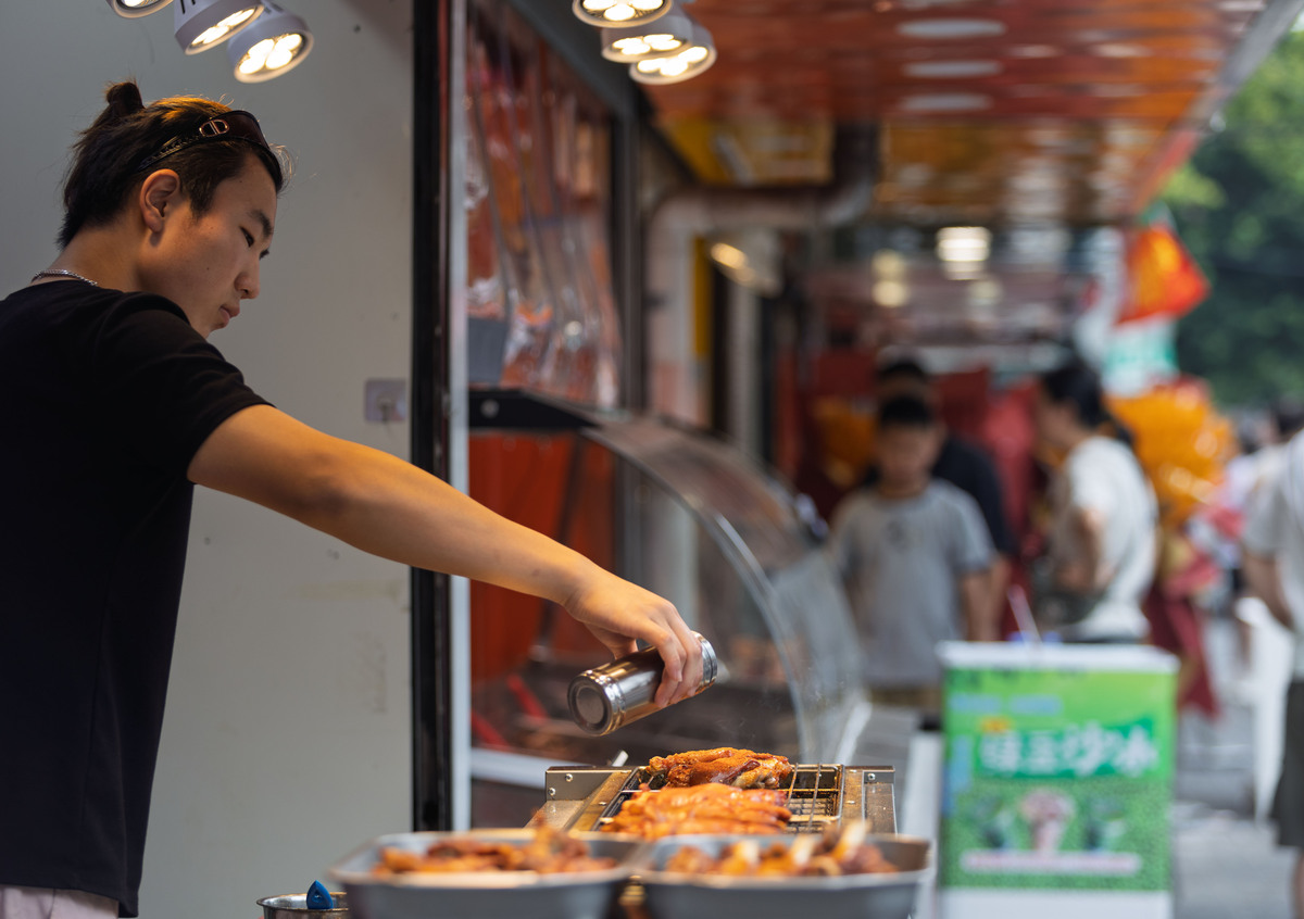 路边摊的魅力：解读其独特优势与挑战