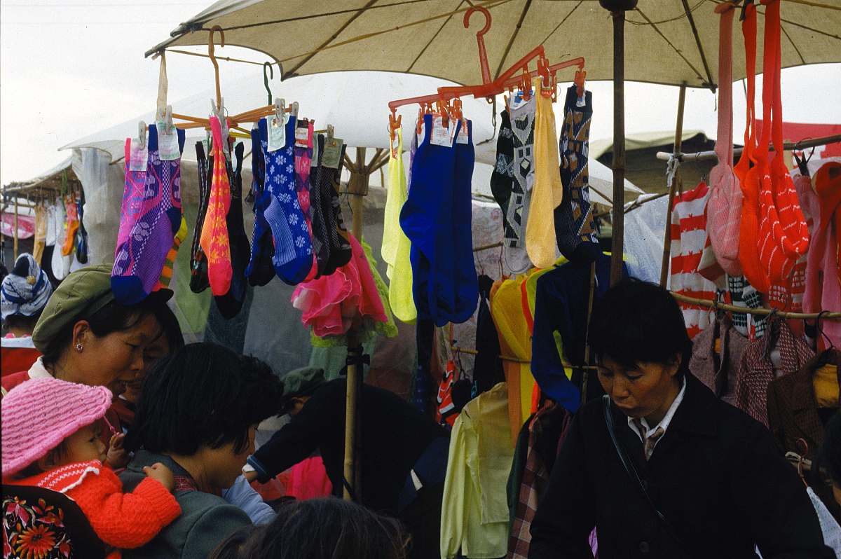 1987年10月,云南省大理市,白族三月节集市上出售针织品的摊位.china -