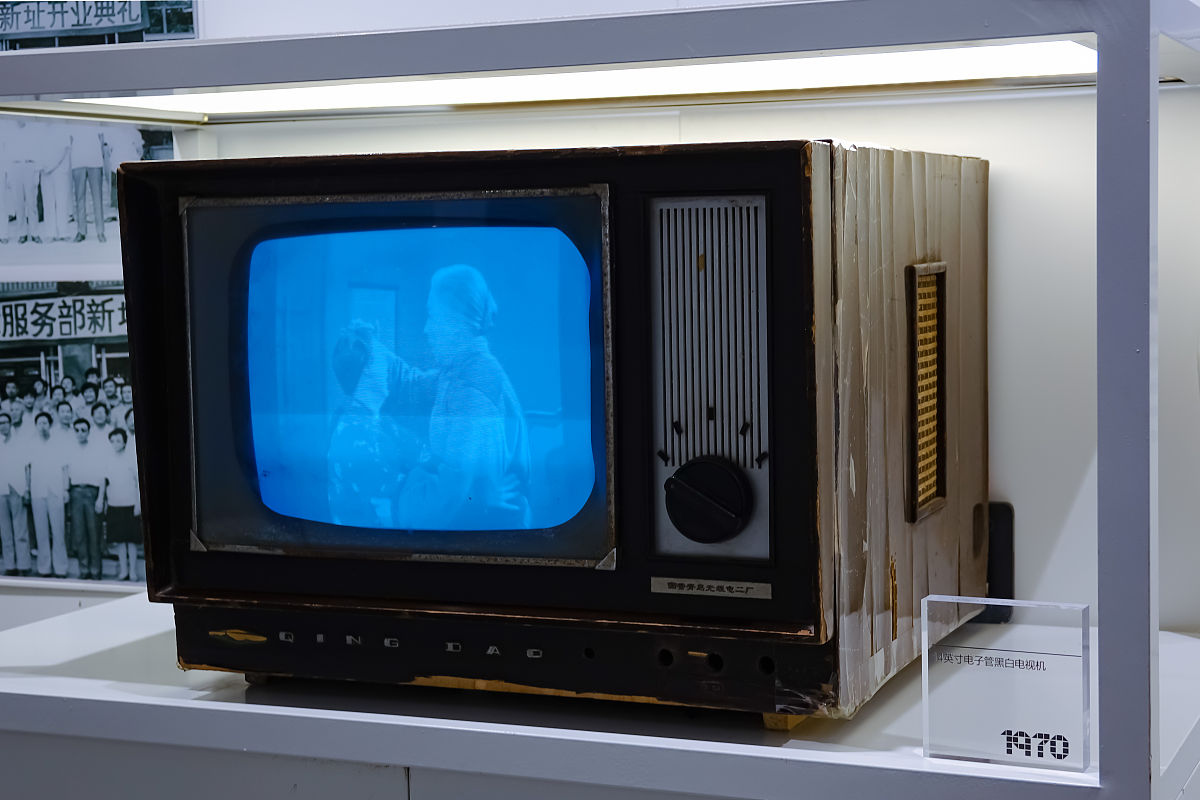 纯平彩色电视机：比黑白电视机更先进的选择