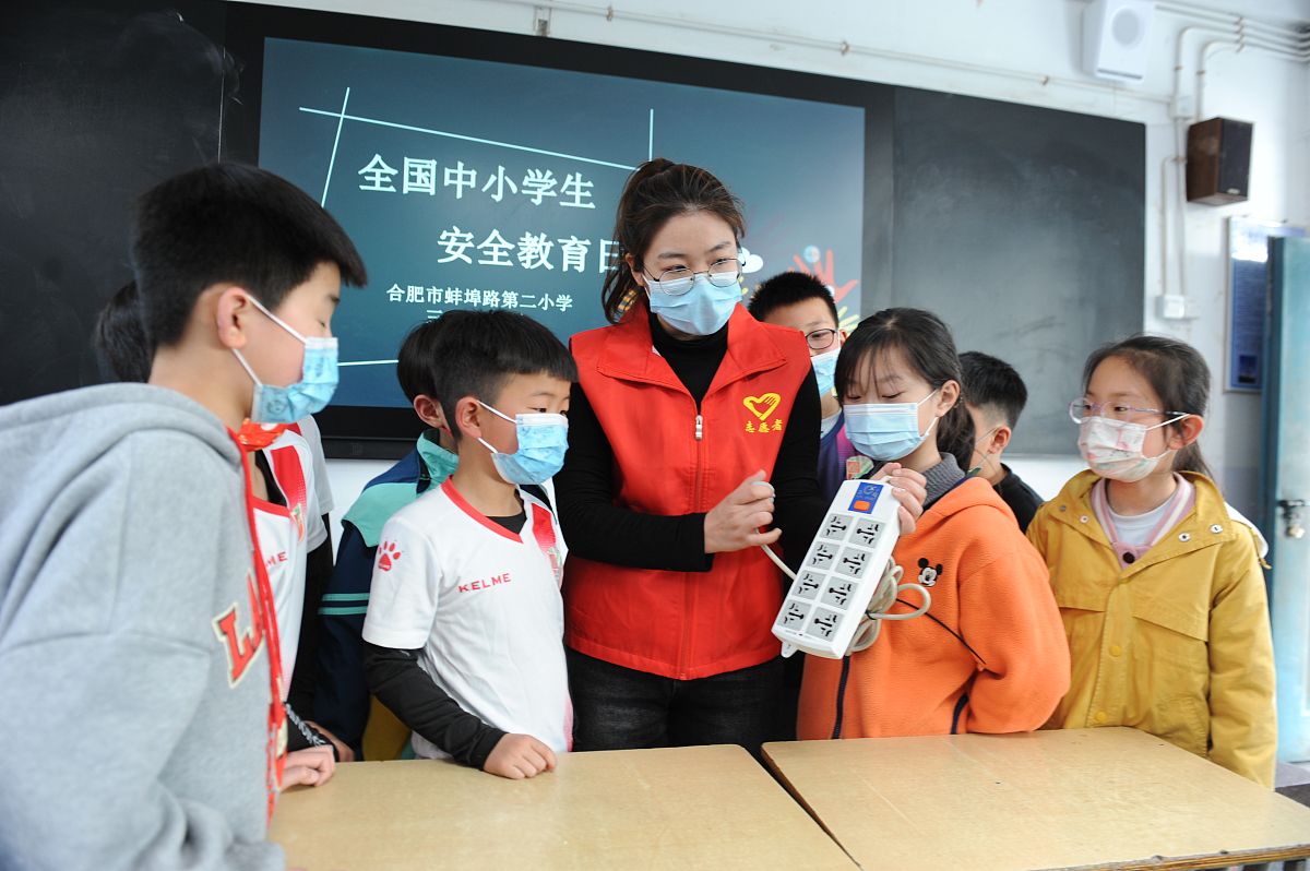 2022年3月28日,合肥市蚌埠路第二小学,青年志愿者正在为学生们讲解日
