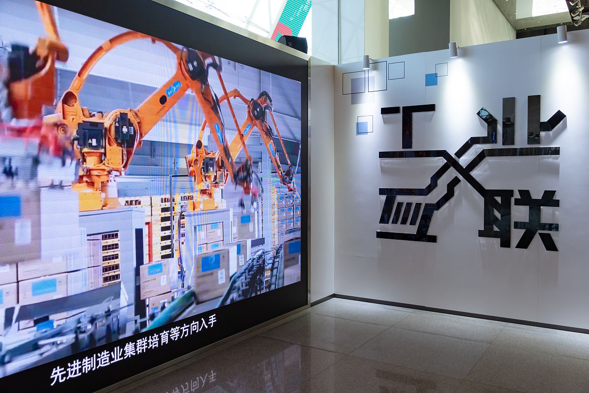 请生成一份关于介绍成都地铁新媒体创新传播的论文