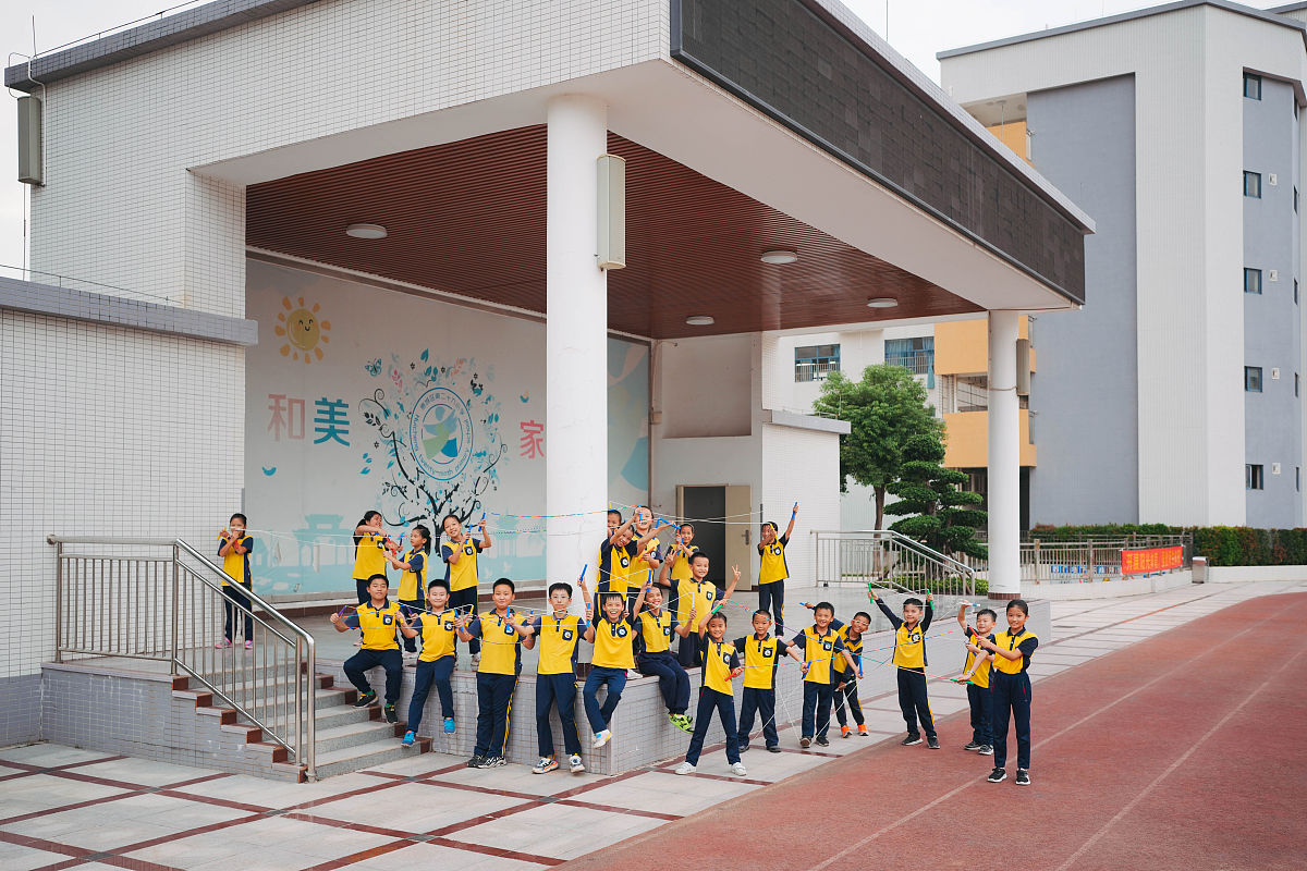 2021年11月5日,广东惠州,29小的学生组成跳绳队一同玩耍.