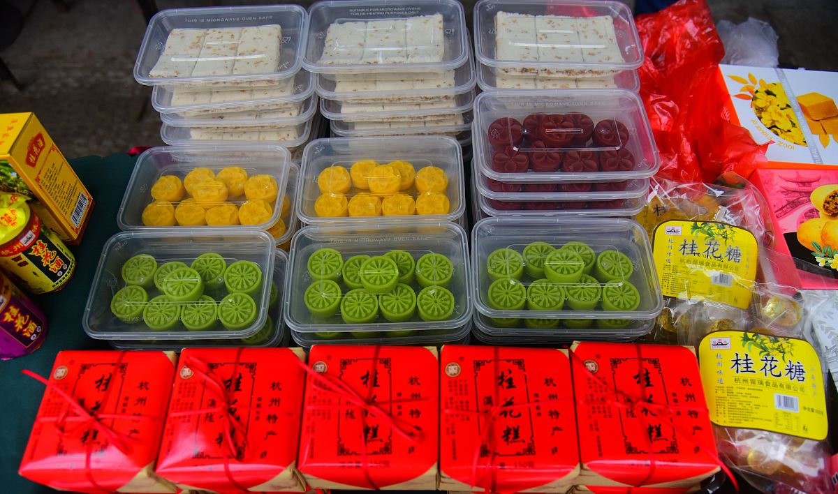 有一种冰棍 中间是一朵花 是白色的牛奶口味 里面有红豆 然后周围是绿色的无味的冰 是它的叶子 包裹住花 这是什么冰棍