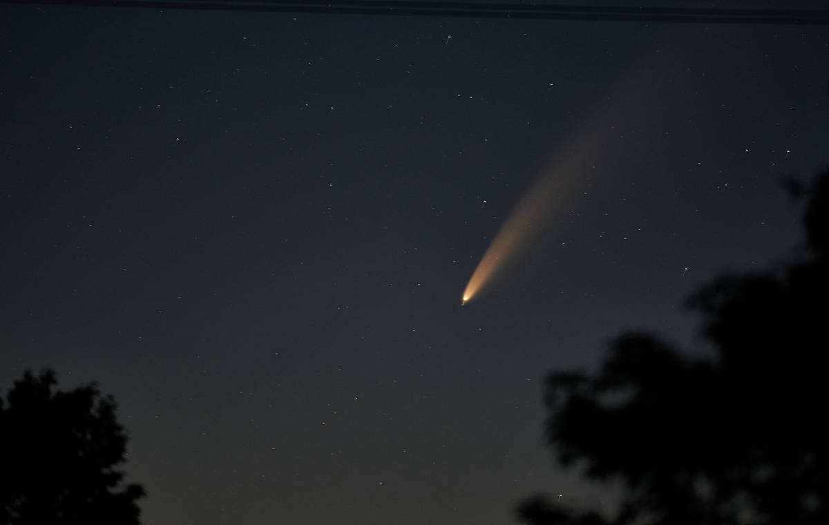 当地时间2020年7月12日,德国萨克森州,当地夜空中可观测到neowise彗星
