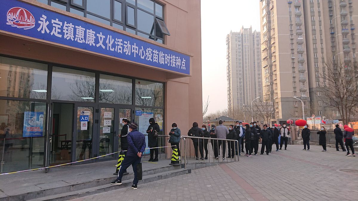 2023年4月5日沧州宏宇城B区秩序维护员张班长晚上800巡逻到负二层储间时注意到一男子在储间门口行迹可疑、东张西望张班长想上前询问时该男子假装接电话逃跑随即立刻检查该层储物间状态发现一间储间门锁已被撬开里面放置有一些烟酒等物品张班紧急联系门岗其他值班师傅调监控并巡查门岗外围最后成功追回被盗物品及小偷的电动车1辆随后报警交由警察处理4月29日该被盗储间业主为了表示感谢为张班长班组送来锦旗一面对宜家