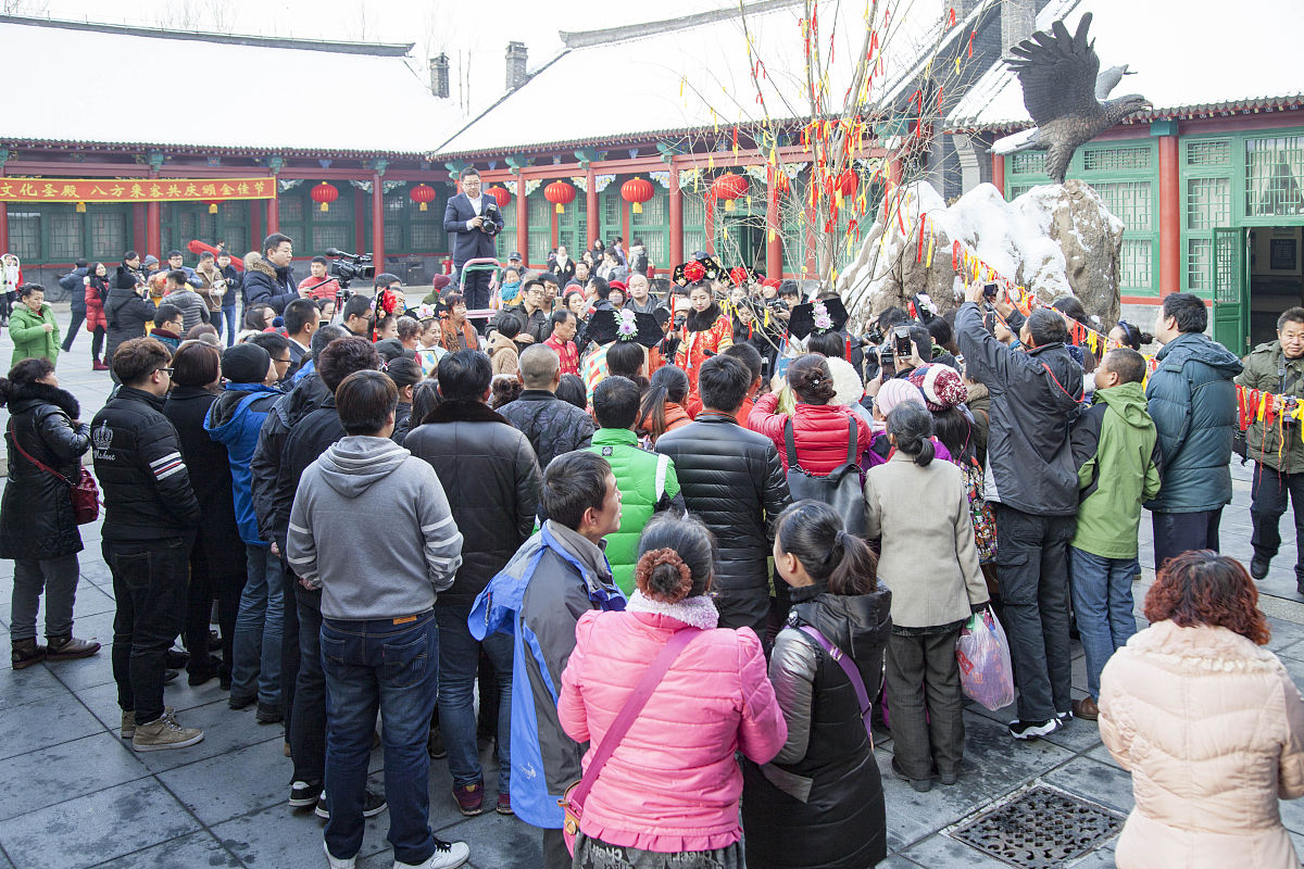  2016年11月12日,游客在吉林市满族博物馆与格格们喜过"颁金节".