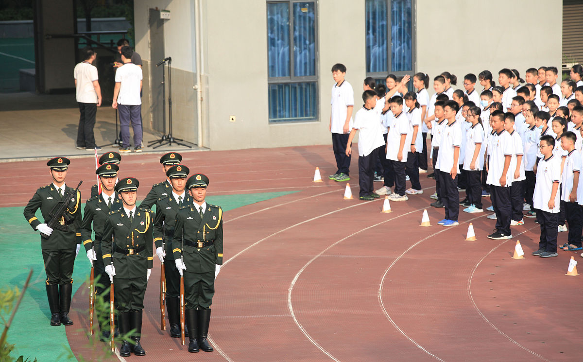 学校本周工作总结：升旗仪式、运动会筹备、家委会议等