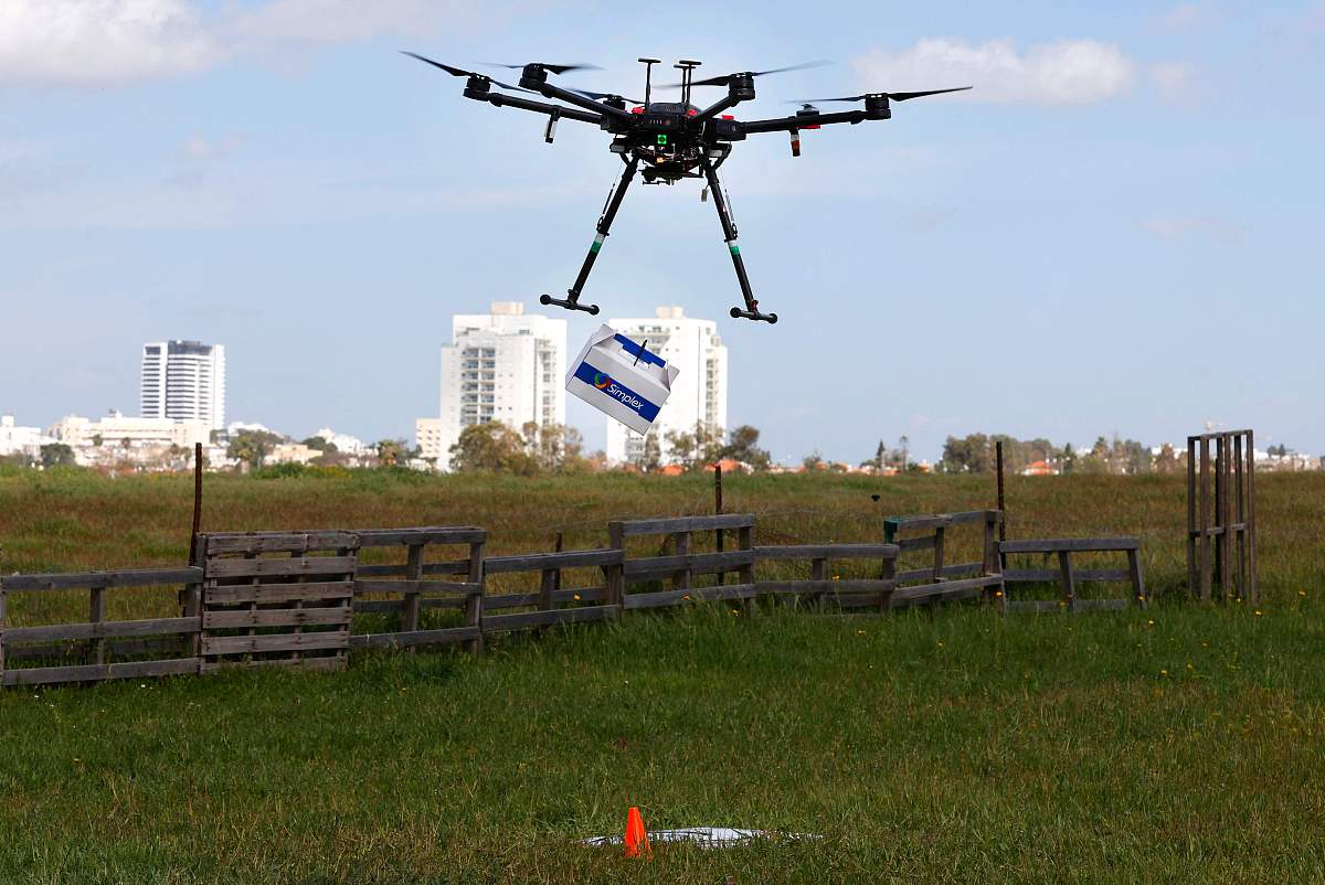简述空域申请需要提供哪些资料空域申请需要提供以下资料：1申请人身份证明或单位证明文件；2飞行计划包括起飞时间、飞行时间、航线、高度等信息；3飞行器相关证件如机型证书、适航证书、保险证明等；4飞行员相关证件如执照、训练记录等；5空中交通管制部门要求的其他资料如飞行计划表、通讯设备证书等。继续