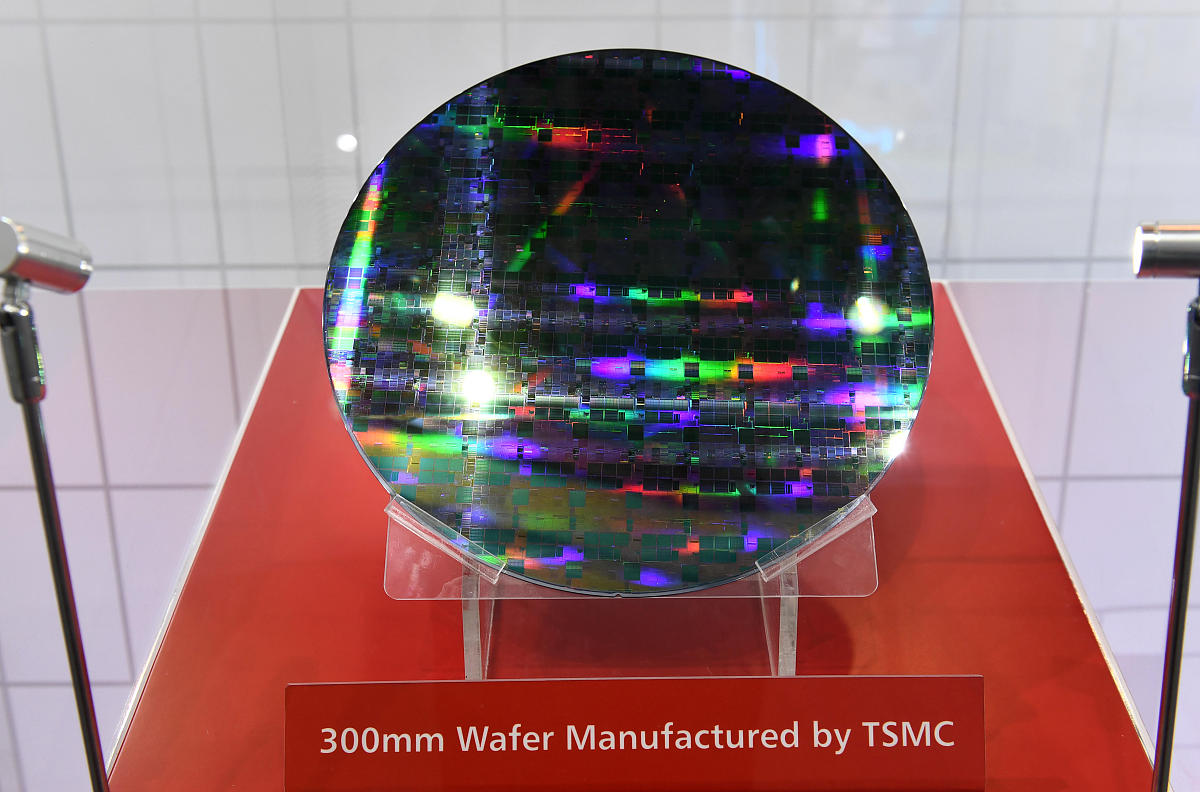 我们观察到了晶体中没有的饱和吸收性质。请改写成英语