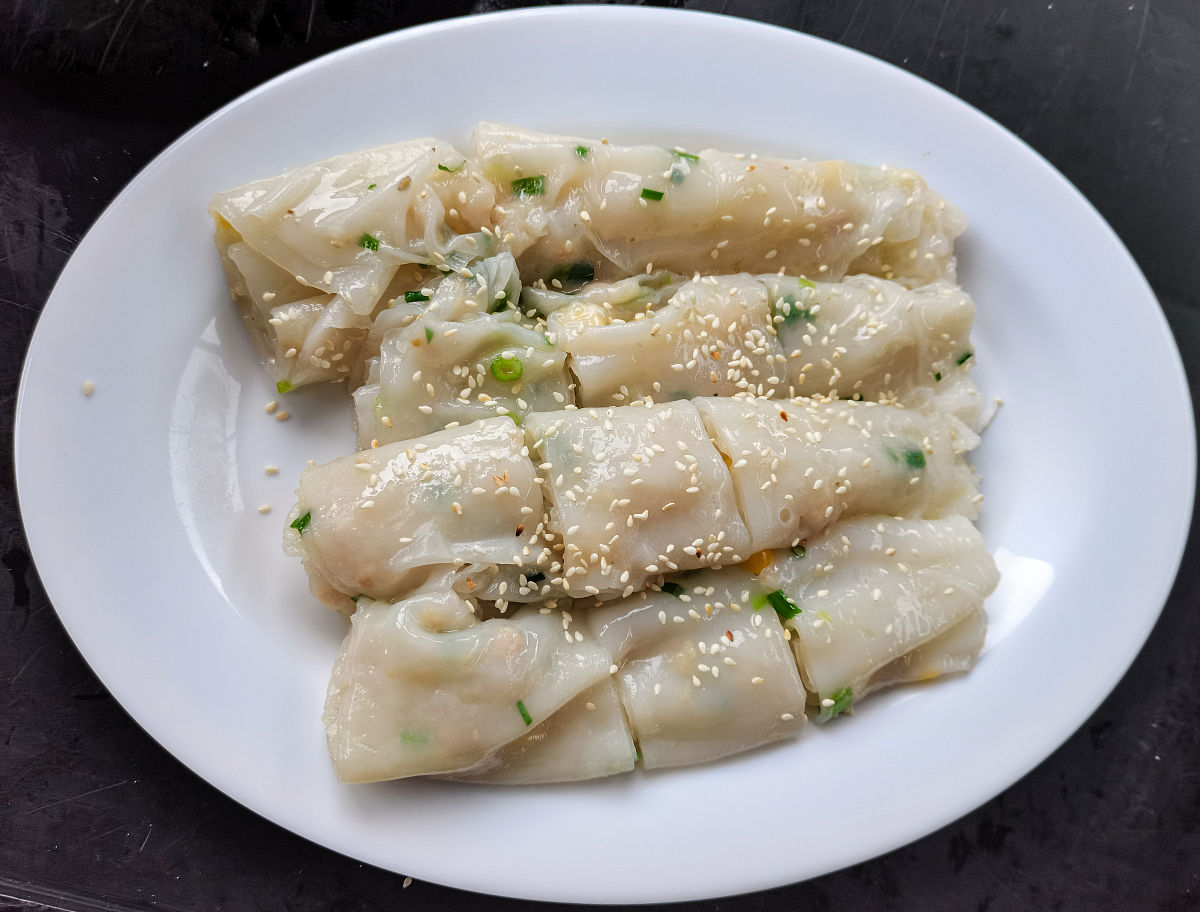 广东肠粉具体详细制作步骤和所有材料广东肠粉是广东传统的美食之一制作过程相对复杂需要一定的技巧和耐心。以下是广东肠粉的具体制作步骤和所有材料：材料：1 粘米粉500克2 水适量3 瘦肉200克4 虾仁100克5 香菇50克6 葱姜适量7 酱油、盐、糖、味精、胡椒粉、料酒适量8 猪油适量9 芝麻酱、辣椒油、蒜泥、醋、酱油、糖、盐适量制作步骤：1 准备肉馅：将瘦肉剁成肉末加入葱姜末、酱油、盐、糖、味精、