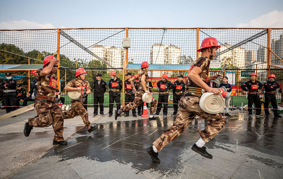 2020年10月29日,武汉举办微型消防站技能比武竞赛活动.