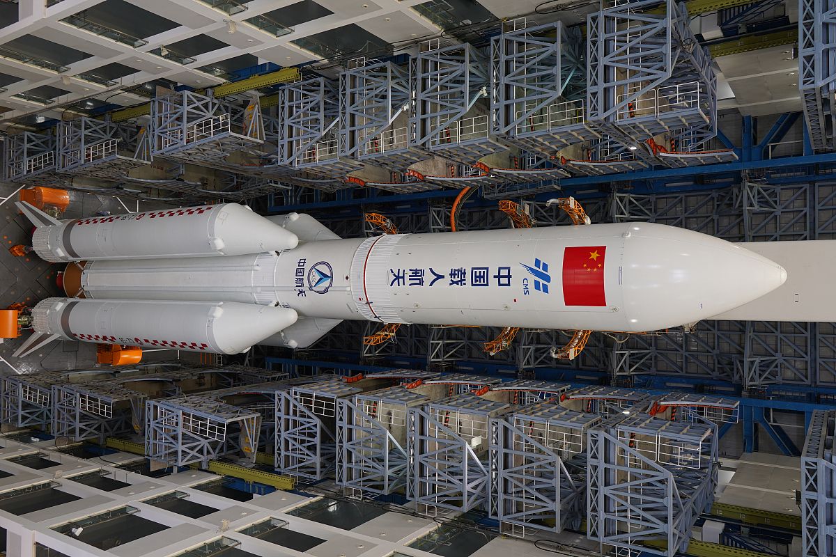 2021年4月29日,海南文昌,搭载着中国空间站天和核心舱的长征五号b遥二