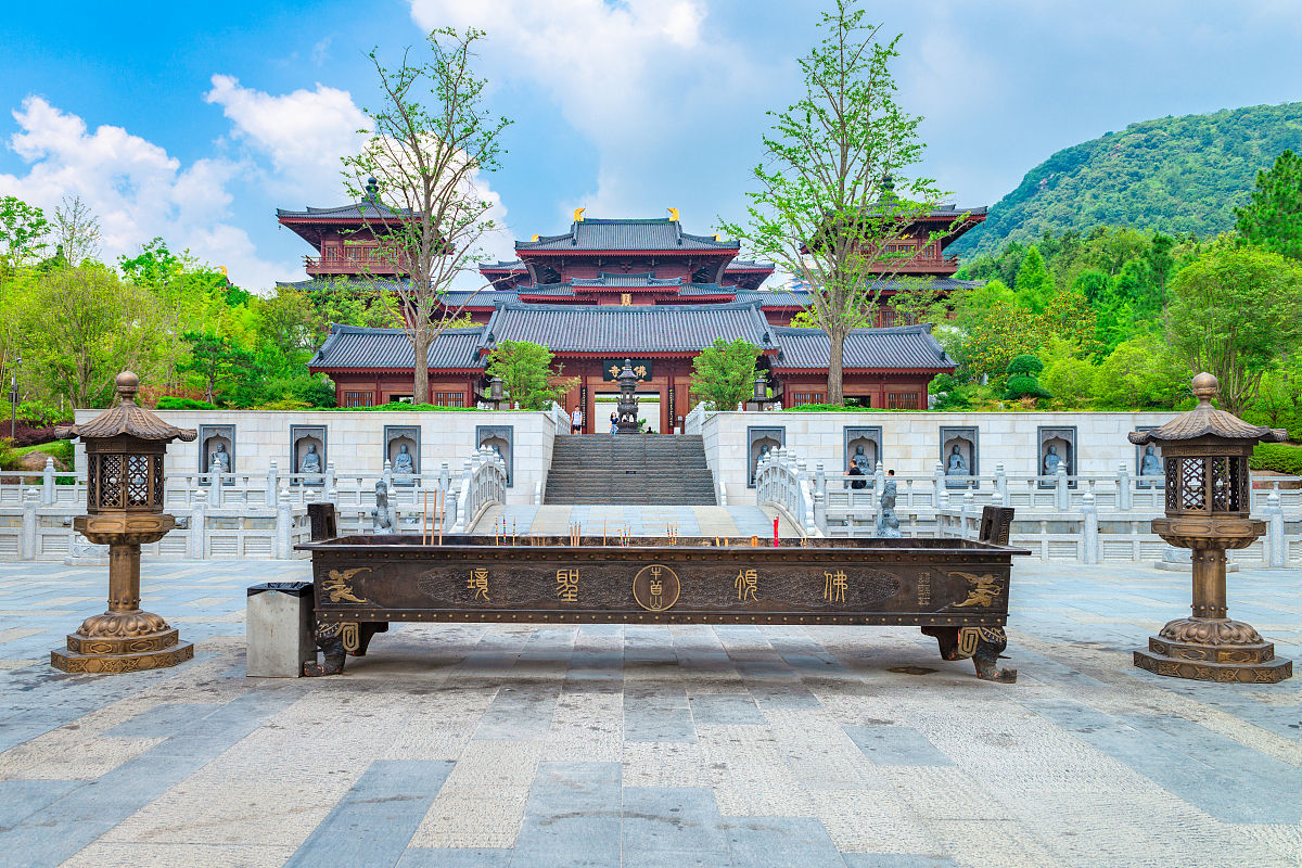 有很多女孩子喜欢去中国南京的景点牛首山拍照打卡为什么那里有什么特色吗？