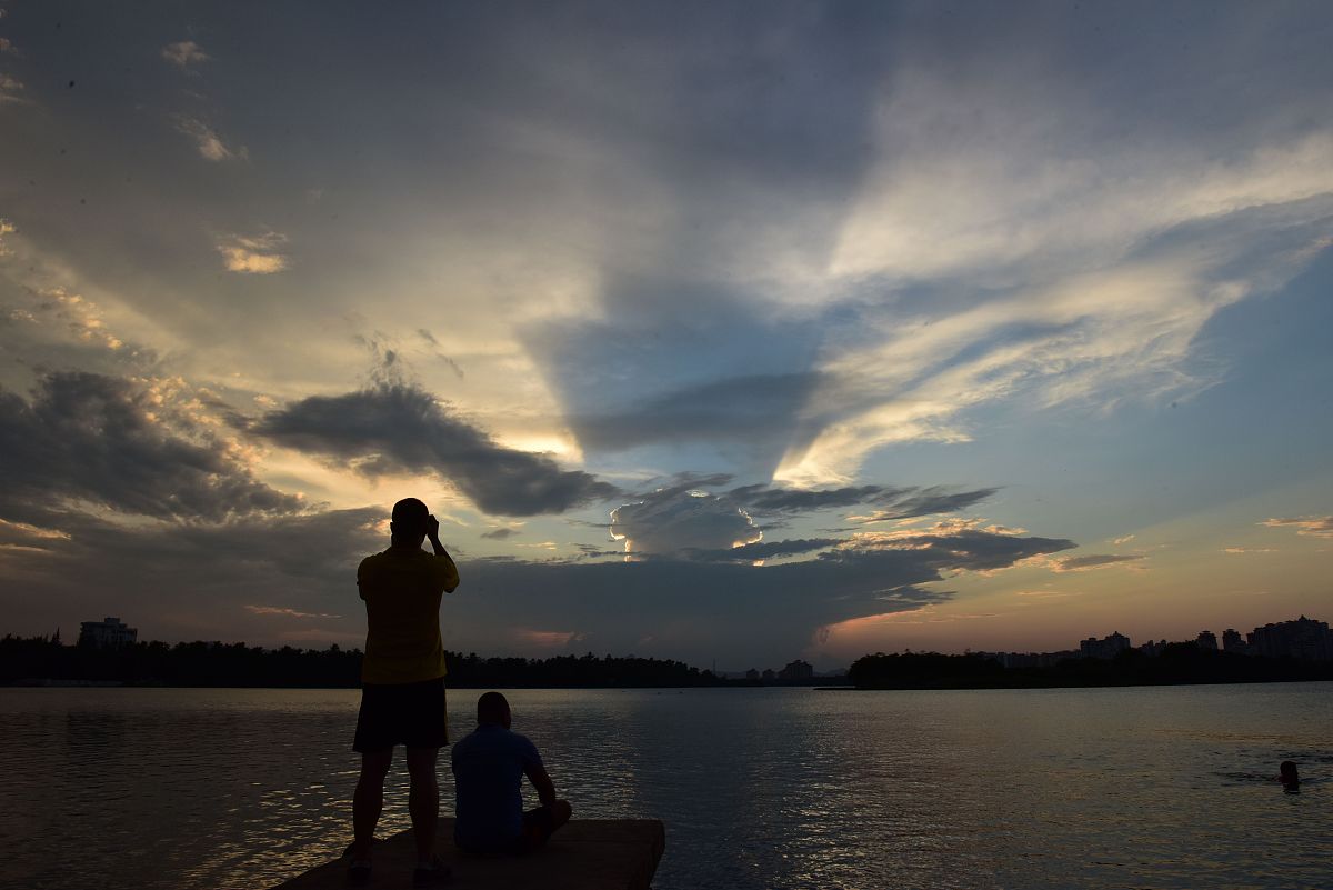 中年男人的杭州之思：雨打花落残红去，楼心空对下雕栏