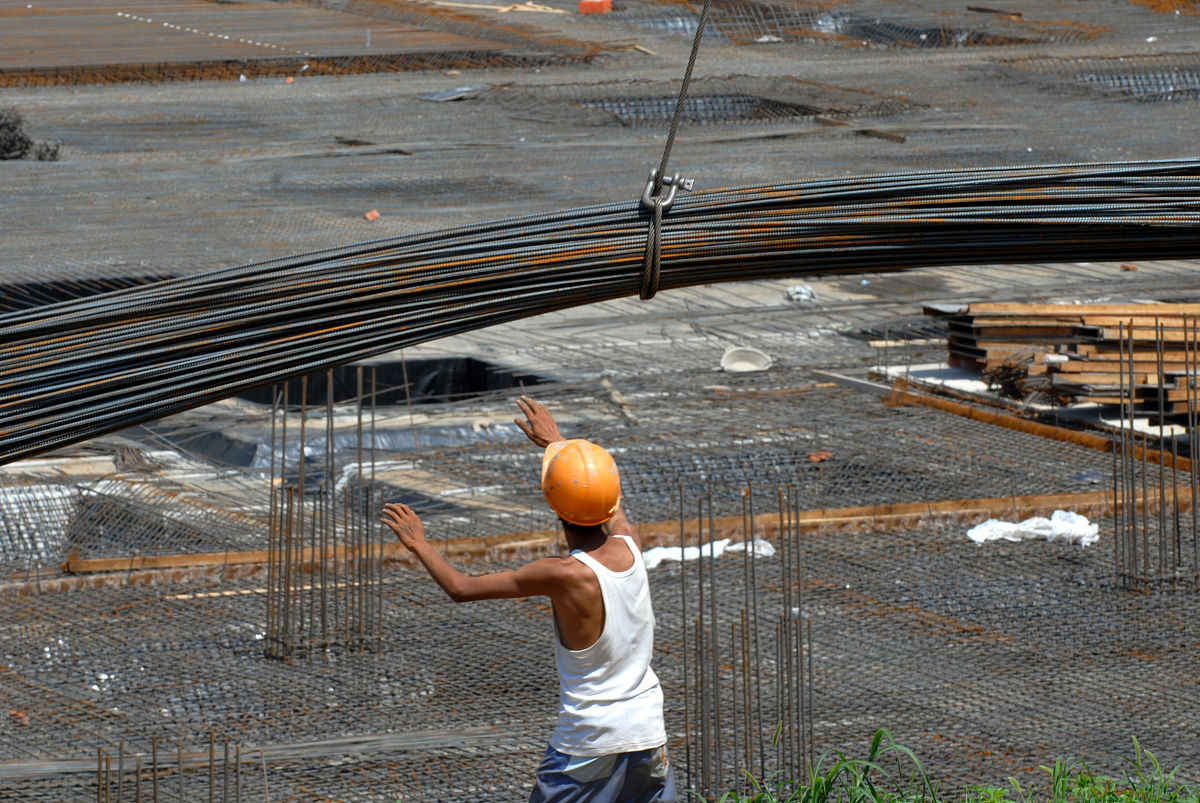 2008年8月3日,沈阳,一商品楼施工现场,建设者和钢筋工们正在进行钢筋