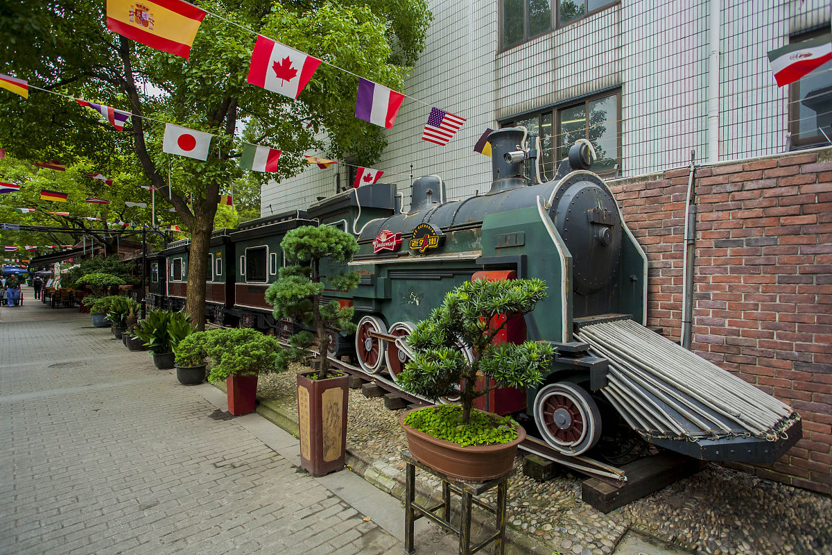 以下内容换一种说法但是意思不变：大家快看董事长刚下火车衣服就被路人碰落在地退伍回家的小伙刚好看见这一幕他好心帮董事长捡了起来董事长接过衣服直夸小伙是一名乐于助人的好同志。正在这时俊杰你回来了妈妈的秋宝宝回来了。原来小火的妈妈赶来接儿子。此时董事长听着声音特别的熟悉远远望去竟发现这不是自己曾经的恋人吗？这时女人也刚好看到了董事长两人四目相对呆呆地愣在那里。原来两人当年都是彼此的初恋情人因为真心相爱女