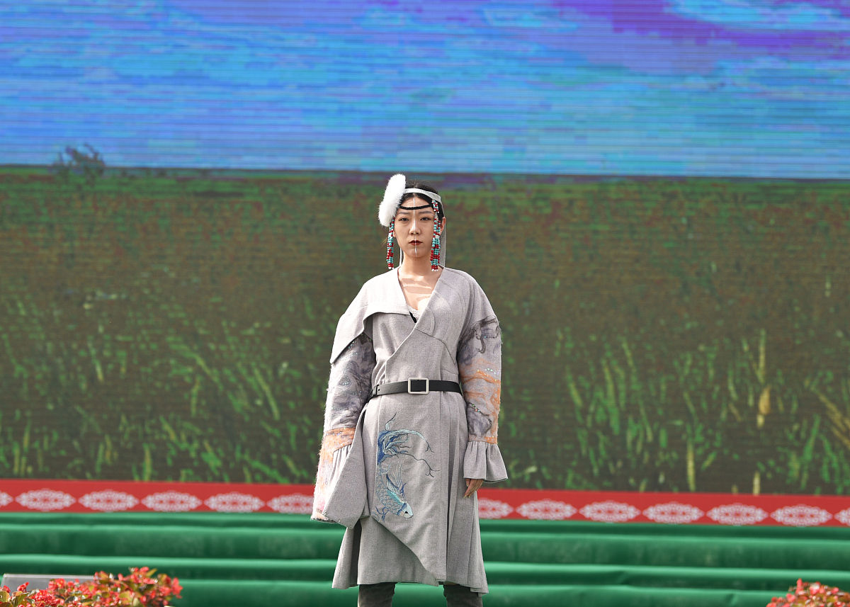 2021年7月10日,吉林松原,查干湖,独具地域特色的蒙古族服饰展.
