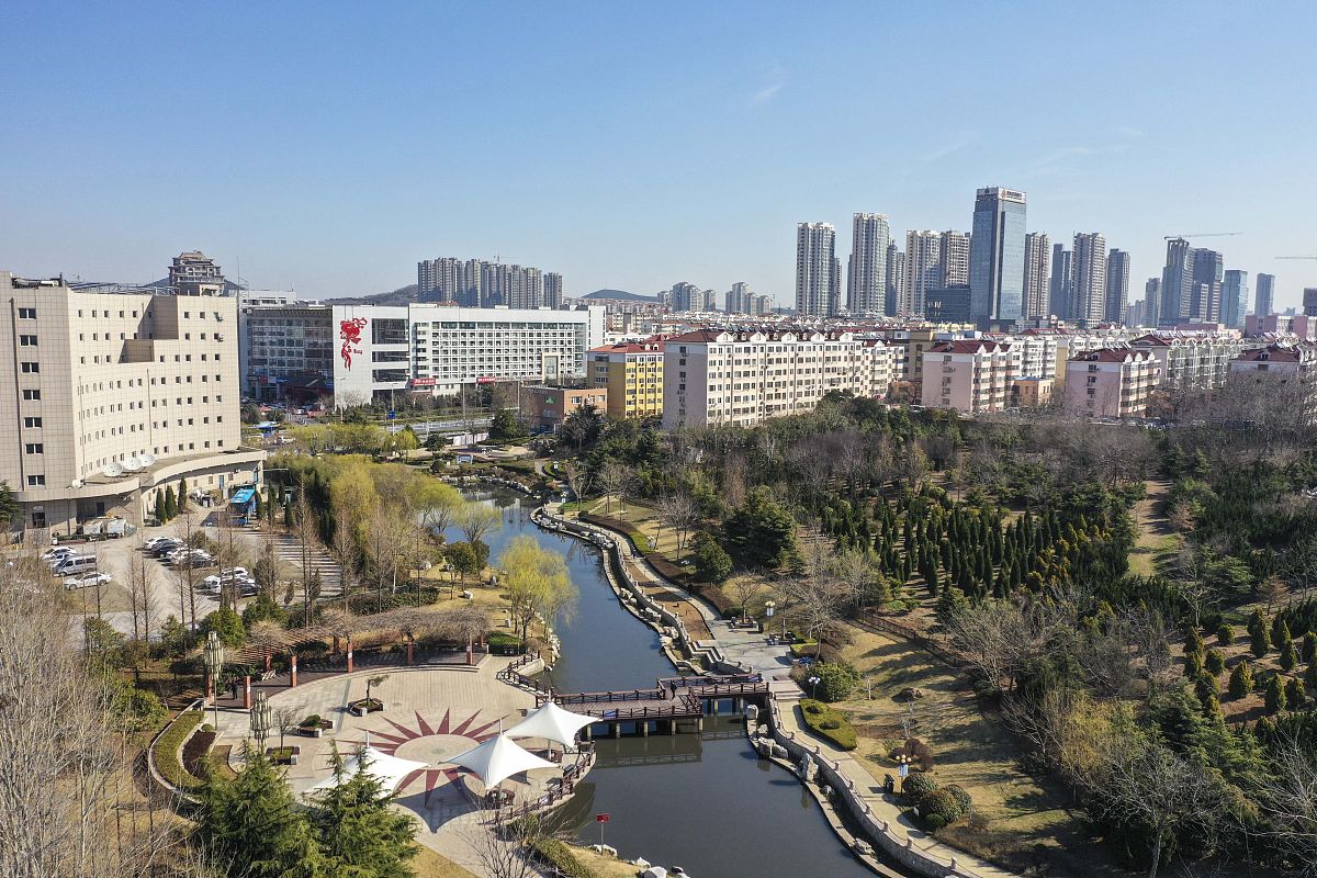 2019年3月22日早晨,青岛西海岸新区生机勃勃,靓丽的新城春色无边.